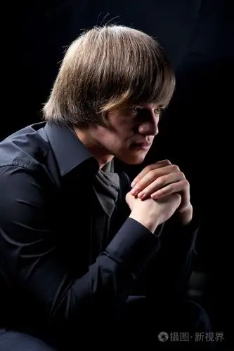 一个英俊的男人,黑色背景的人脸肖像照片-正版商用图片1amea9-摄图新