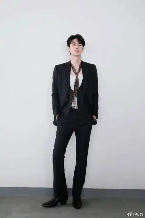 王一博黑西装花领带##王一博#王一博低胸花领带造型性感又帅 .