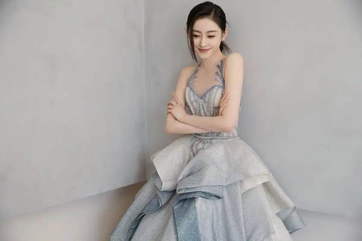 央视五一晚会,古力娜扎与张天爱合作演唱「春暖花开」,两人站一起,就