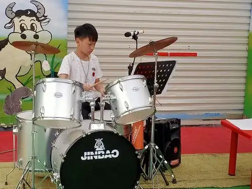 帅气的小男孩在表演架子鼓