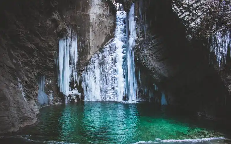 壁纸 冰冻的瀑布,冰,雪,池塘 5120x2880 uhd 5k 高清壁纸, 图片, 照片