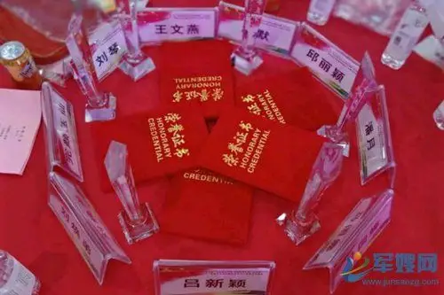 图为部分最美军嫂的奖杯及证书.