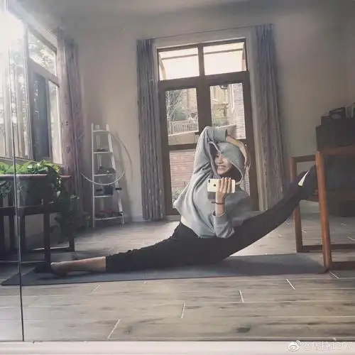 厉害!邹凯艺体女神妻子怀孕5个月做一字马 淡定表示:我就想压压腿