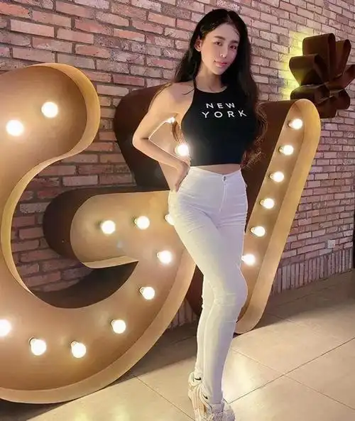 越南健身达人号称"小卡戴珊",练出迷人曲线,好身材从自律开始