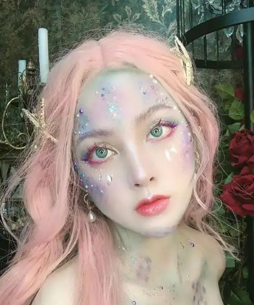 一旦贴上水钻,亲和力都会直线up,同时还很仙,美人鱼同款妆容还不赶紧