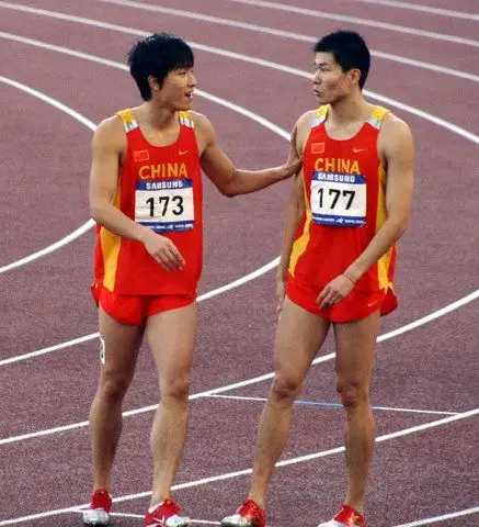 图文:多哈亚运男子110米栏刘翔夺金 分享喜悦