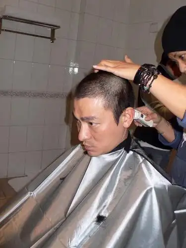 组图:为电影牺牲乌发 刘德华"剃头照"曝光