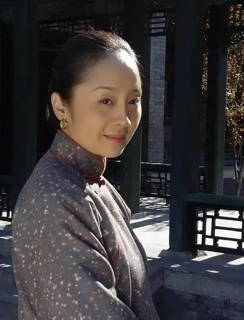 演员唐静:与王新军离婚后,独自陪儿子长大,如今的选择令人泪目_秦海璐