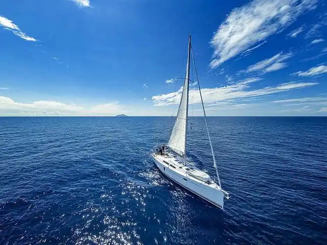 与帆船航行,从无人机的视角图片下载