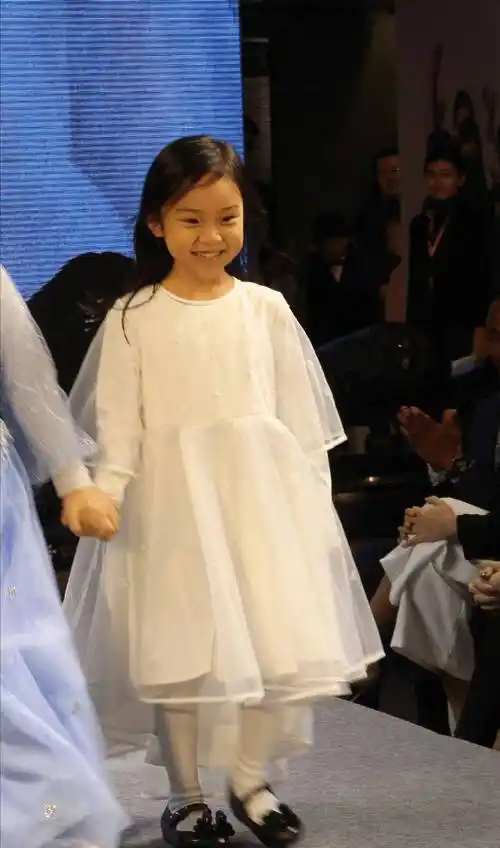 t台首秀化浓妆红唇太成熟,鞋子太大走路变"顺拐"_李小璐_造型_显得