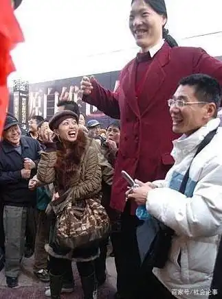 中国第一女巨人姚德芬:身高2.36米,比姚明高10厘米,如今怎样了