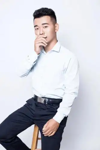 有责任心上进心喜欢游泳,健身的25岁帅哥