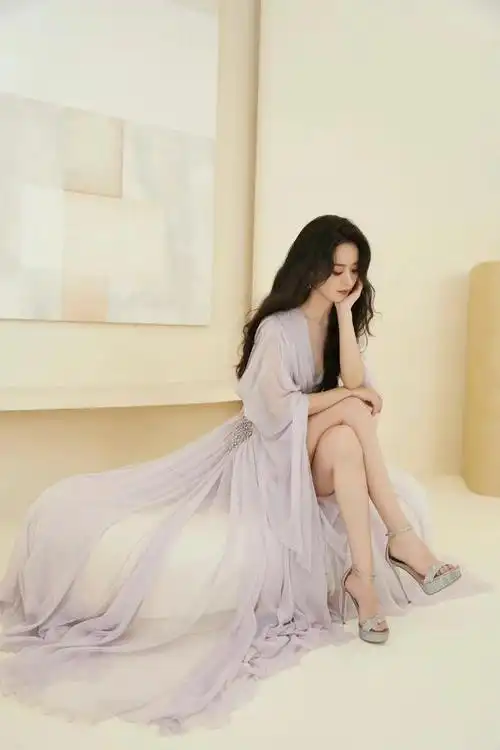 赵丽颖高贵优雅又美丽,一颦一笑尽显女神风范!如此美女,谁不爱呢?