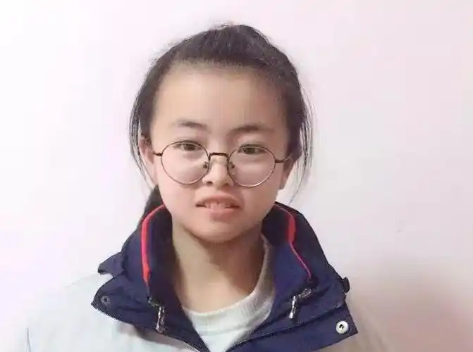 不负韶光 扬帆起航 平邑一中西校区高一Ⅰ部举行庄严的升国旗仪式