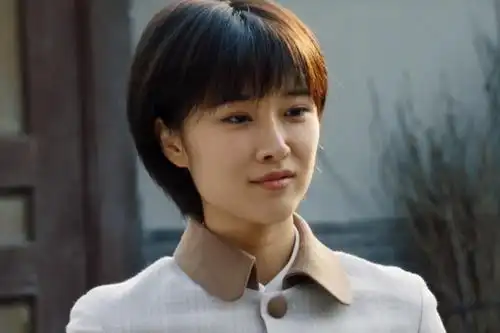 电视剧中流击水杨开慧扮演者奚望短发剧照图片