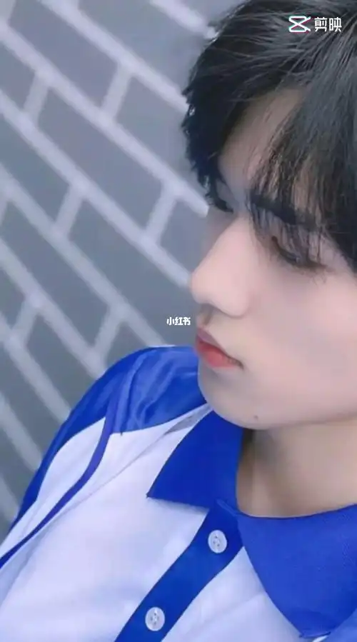 穿校服的轩轩好帅啊