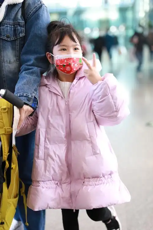 "饺子"包可艾和妈妈亮相机场 比心送飞吻超萌
