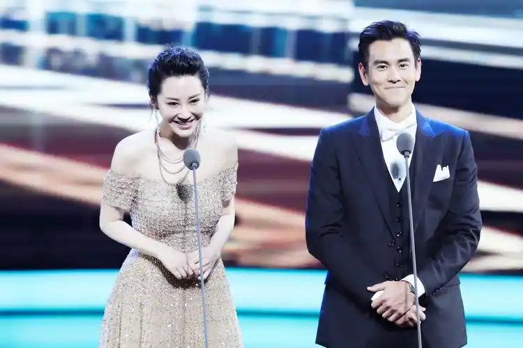 网曝许晴李亚鹏恋爱上热搜女方工作人员回应假的