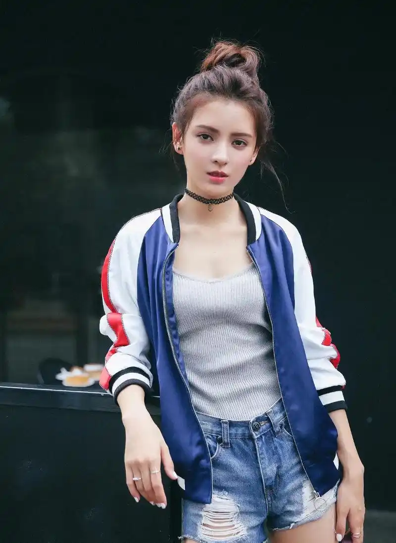 张予曦森林花仙子造型亮相微博之夜 张予曦在微博之夜的活动上以一身