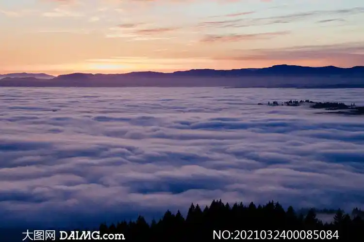 傍晚美丽的云海景观摄影图片