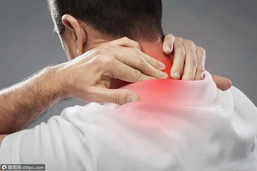 人,医疗保健问题密切的人痛苦按摩他的脖子灰色背景靠近患颈部疼痛的