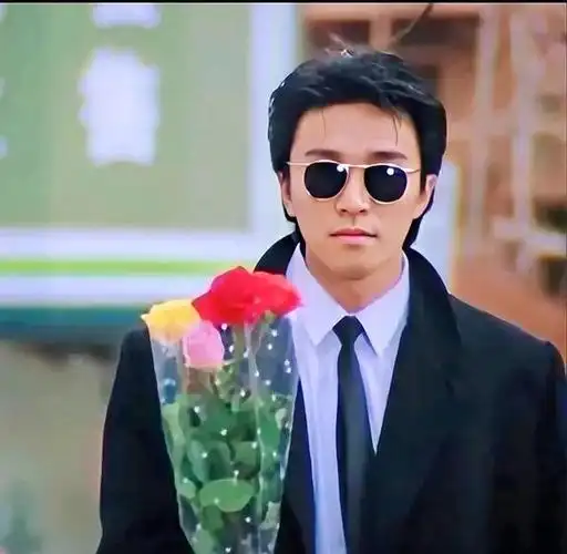 喜剧影星周星驰年轻时照片也太帅了,他演的电影占据了我们整个青春,每