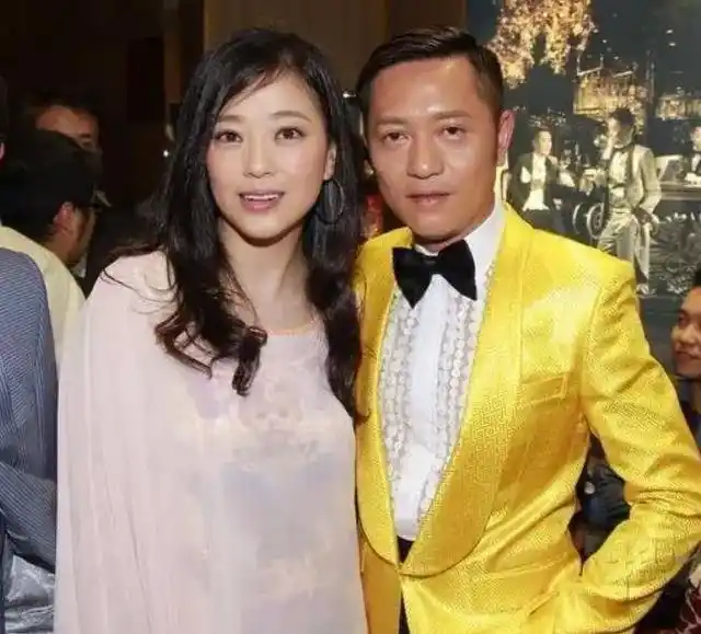 草蜢成员苏志威与美女歌手结婚,女儿22岁留学回国,妻子曾想复出