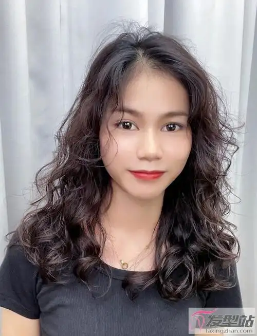 2021头发流行烫小卷 小卷烫发造型复古时髦_发型站_最新流行发型设计