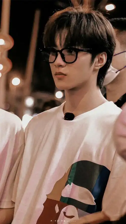 刘耀文严浩翔三亚同框路透##刘耀文无限超越班