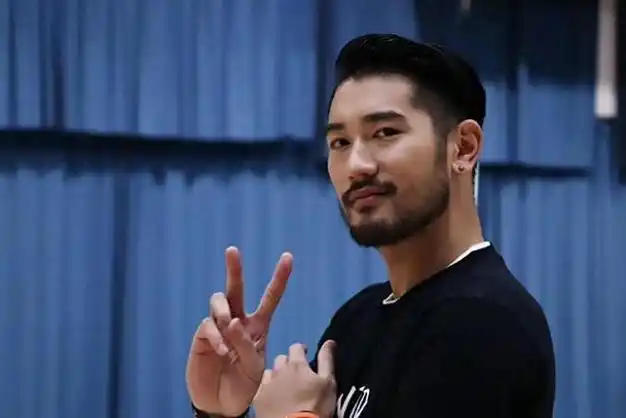 高以翔冥诞大家没忘记,家人到墓地悼念,为铜像擦拭灰尘|沥川|模特