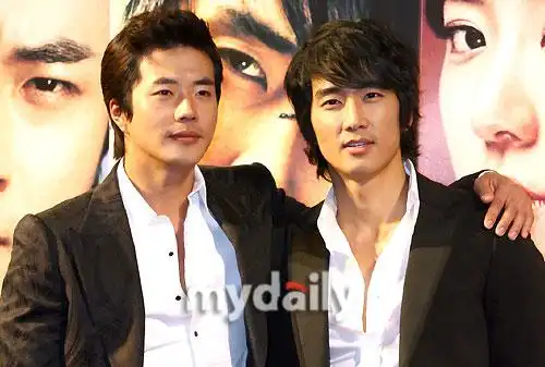 图文:《宿命》媒体首映礼--权相宇宋承宪哥俩好
