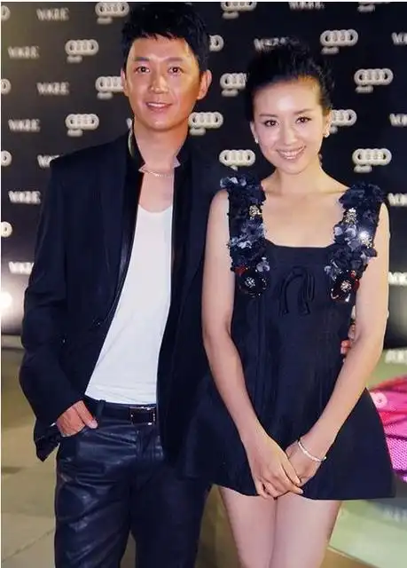 王大治和家人游玩,形象邋遢引非议,现任正脸曝光颜值远不及董洁