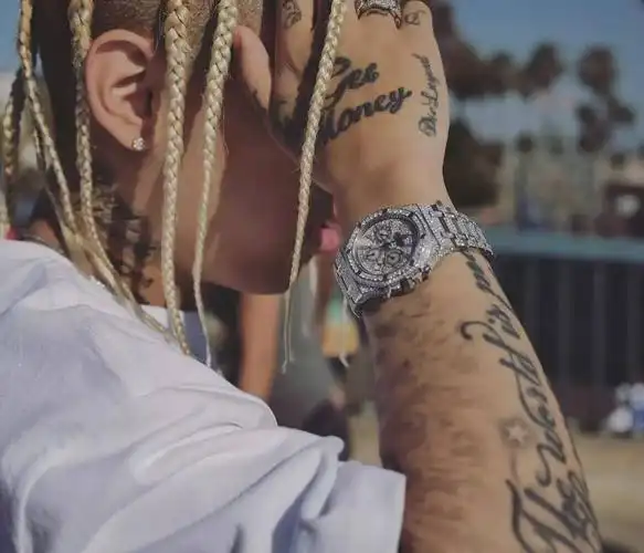 撞女友只是绿一时,撞纹身才尴尬一辈子.