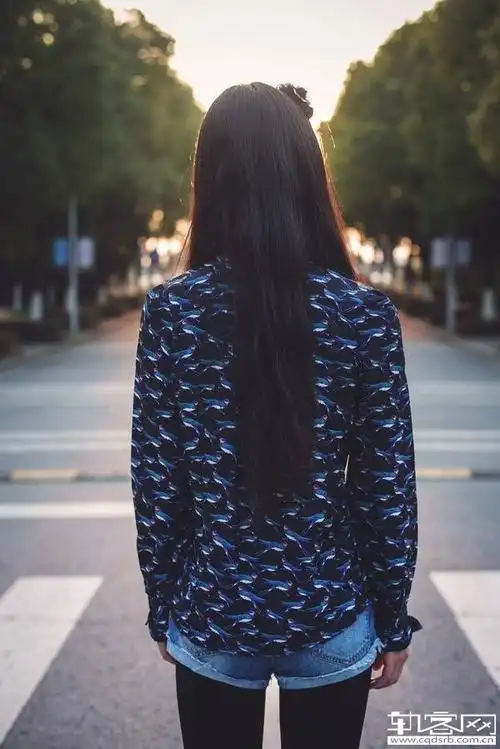 如果我不知道怎么去画一个人,那我就画背影.