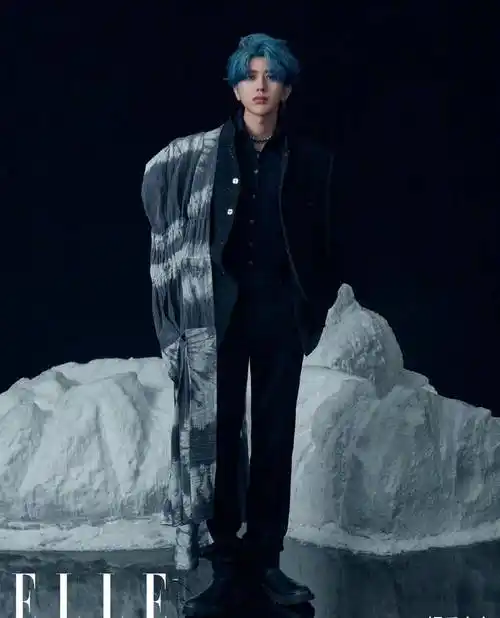 蔡徐坤《elle》封面大片,眼前一亮的蓝发造型,衬得气质愈发清冷_底气