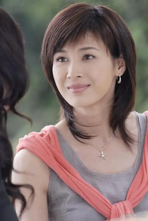 "亮剑女神"童蕾:她32岁嫁温州首富,丈夫入狱留她1.4亿债务