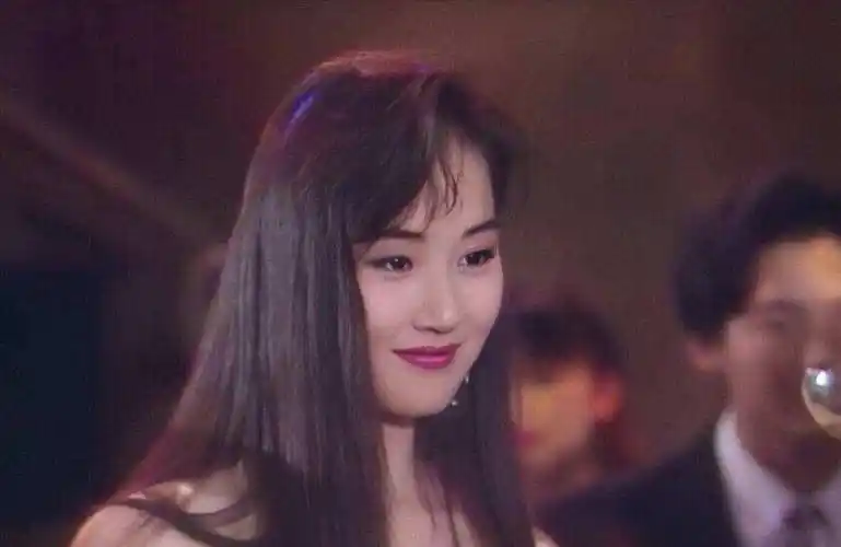 就看到了店里的万绮雯的照片.