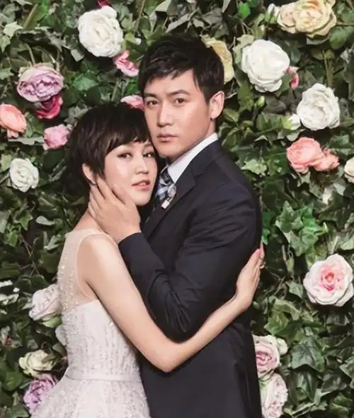 11月20日,陆毅的老婆鲍蕾在社交平台上晒出一组现身医院的照片,引发