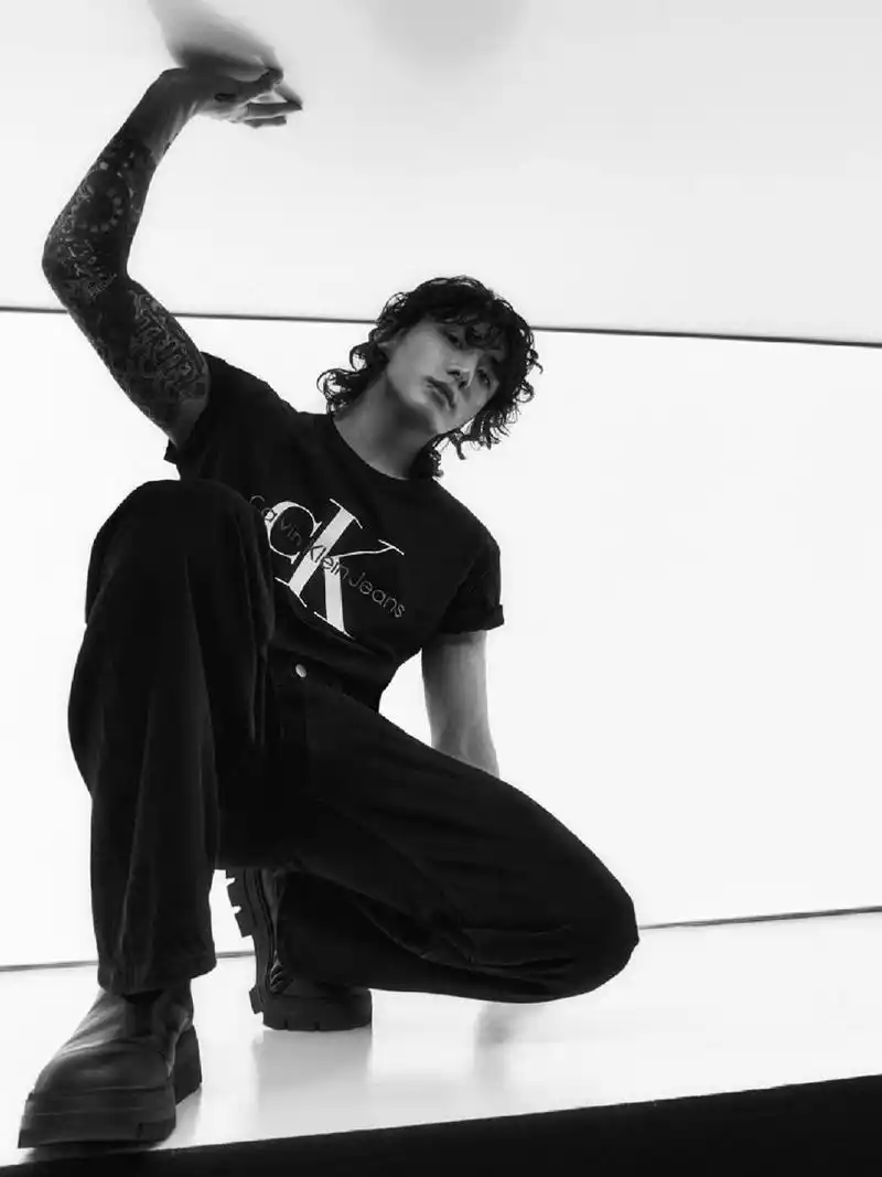 calvin klein|田柾国的新潮夏日 歌手,作曲人田柾国身着calvin klein