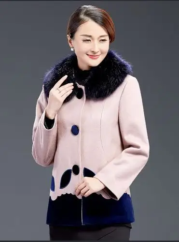 浅豆沙色毛领树叶片大衣