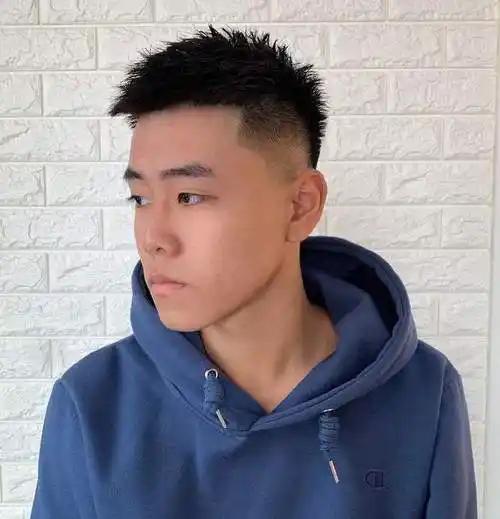 男生不管怎么剪发型还是两边铲光比较帅气干净利落显精神