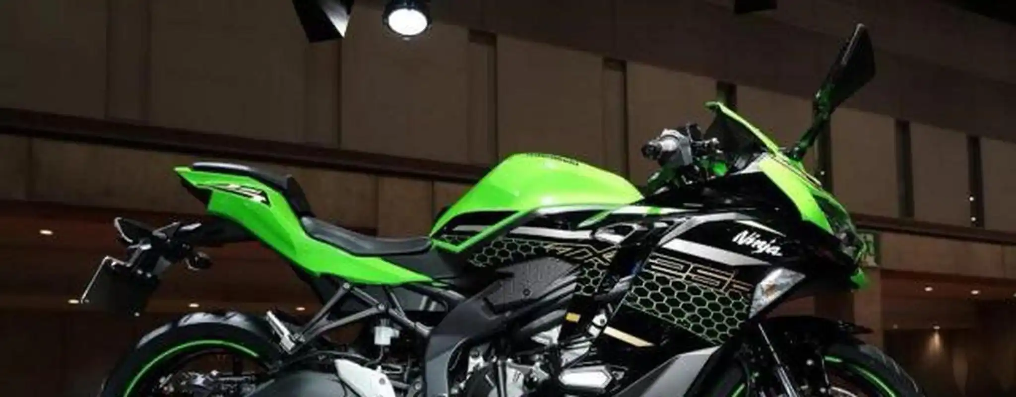 车展上的kawasakizx-25r[药丸]