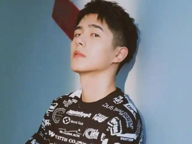 短发少年刘昊然上线了颜值帅出新高度网友成功沦陷