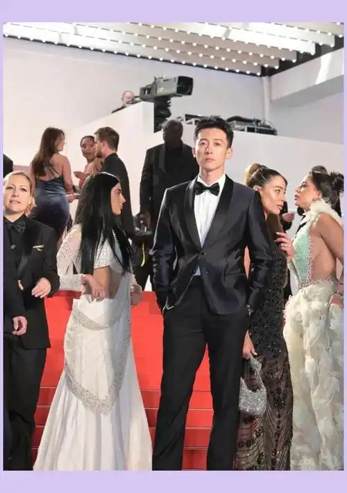 钟楚曦的男朋友侯雯元也来了红毯,虽然他们没一起拍合照,但两人的衣服