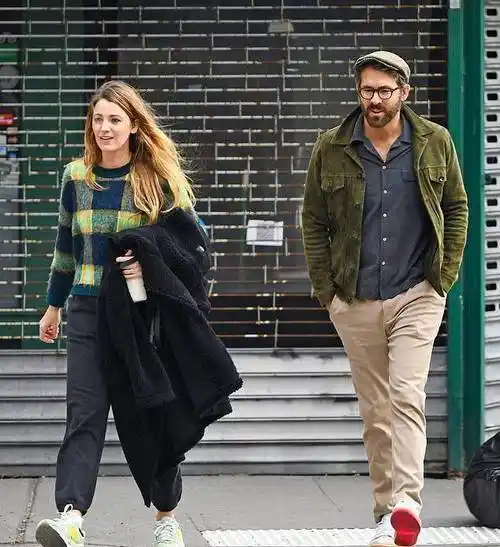 34岁布莱克莱弗利素颜健身炫耀紧实腹肌大11岁丈夫贴心递外套_瑞安