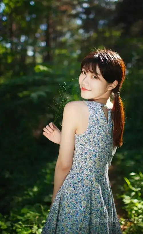 林中清新小女生碎花连衣裙清纯甜美