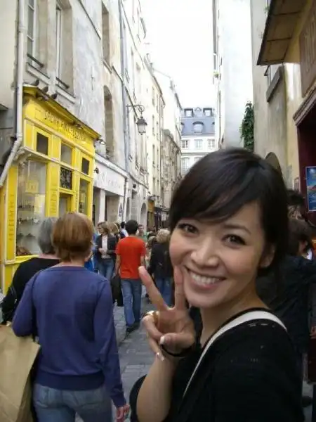 侯佩岑:甜美爱笑端庄知礼的美女主播