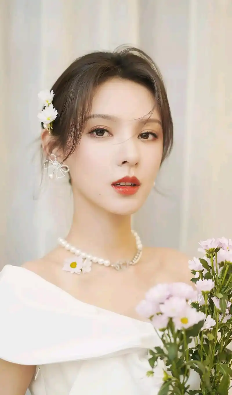 精美图集|张予曦娇俏如花,温柔甜美