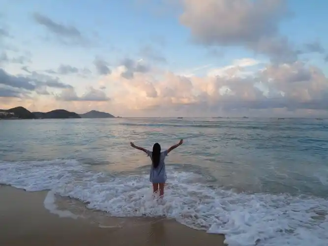 求一张女生面向大海双臂张开向上图片,谢谢