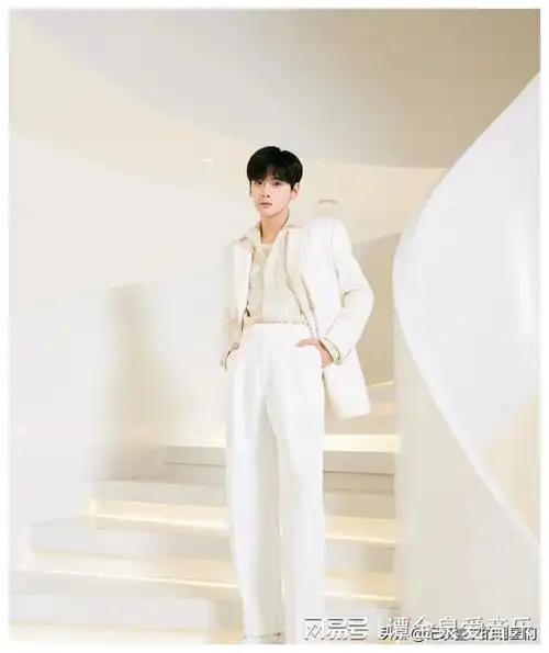 别看翟潇闻很瘦,人家可不瘦,有腹肌有肌肉哦,平时喜欢运动健身,身材